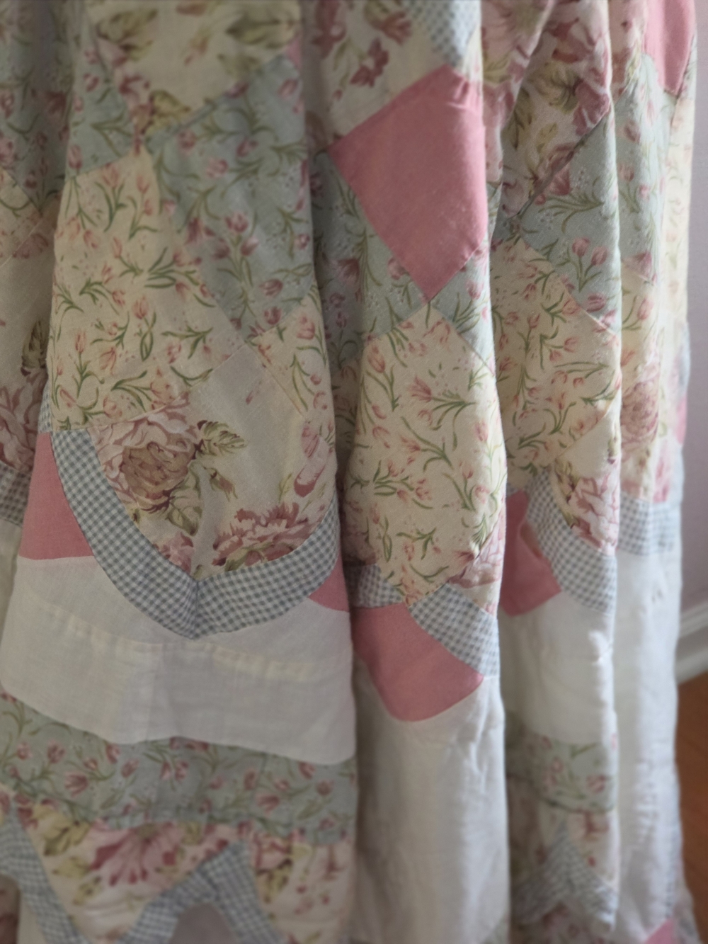 Floral Vintage Q Handmade Quilt Pink Green & Cream, Pastel - Picture 10 of 15